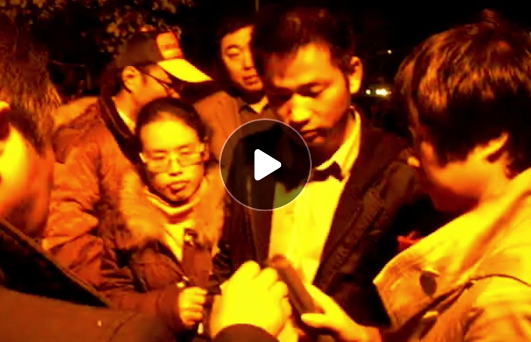 驗(yàn)票現(xiàn)場(chǎng)燈光昏暗狀態(tài)下的芯片門(mén)票驗(yàn)票狀況