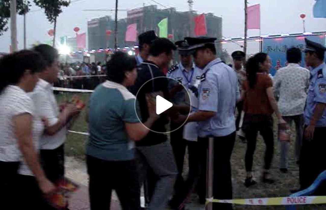 一場大型演唱會二維碼和芯片感應檢票入場的現場對比